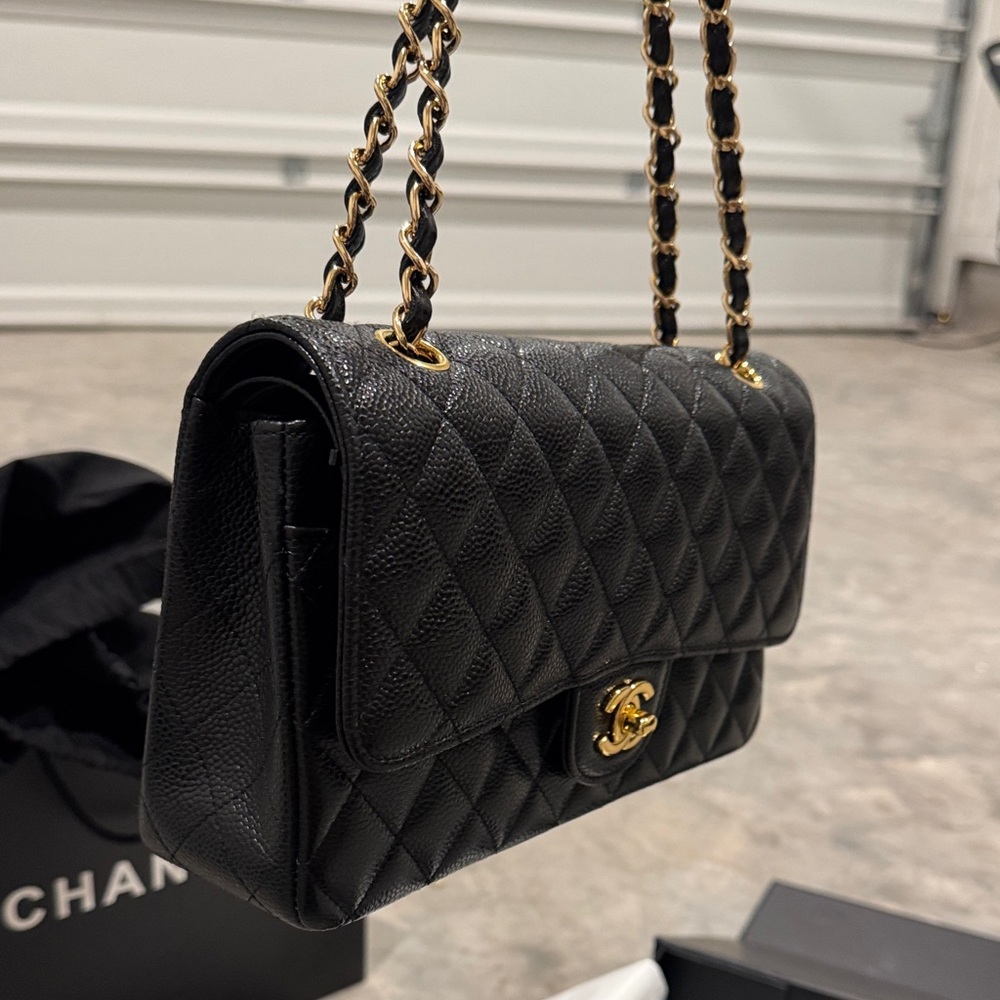 CHANEL Black Quilted Leather Shoulder Bag with Gold Chain - Picture 4 of 6
